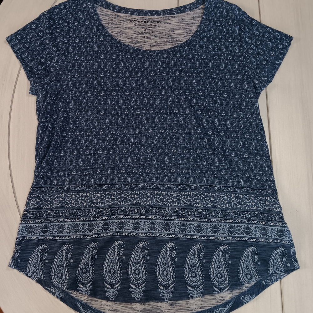 Women's Medium Lucky Brand Blue and White Paisley Short Sleeve Tee